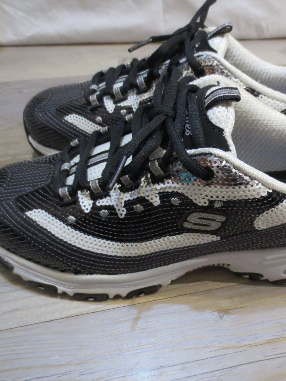 Skechers D'Lites Me Time Sequins White Black Silver Womens Sneaker - 8.5 M